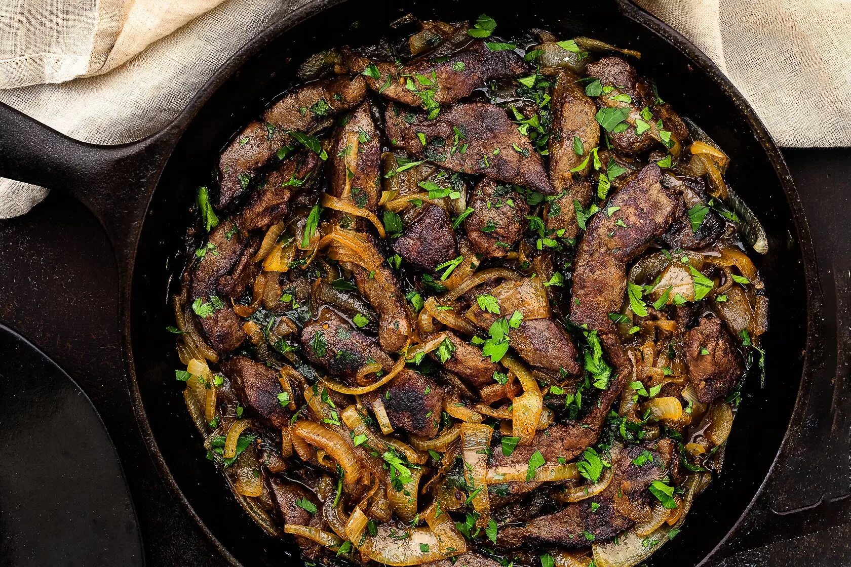 Сколько жарить печень говяжью по времени. Печень говяжья жареная на сковороде. Сколько жарить печень говяжью по времени. Жареная печень говяжья с луком на сковороде. Вкусная печенка говяжья.