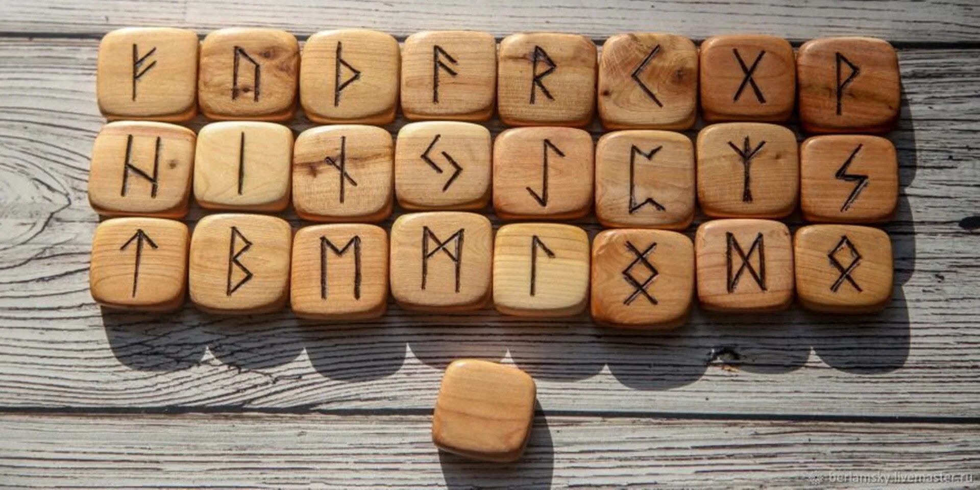 Руны заклинания. Буддийский амулет удачи. Руна старшего футарка дагаз. Индийские амулеты и талисманы. Руны скандинавские из камня.