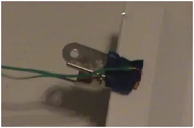 Горит индикатор не заккрытой двери нексия. Кнопка индикатора открытой двери. Индикатор закрытой двери. Красно зеленый индикатор. Кнопка индикации открытия двери митсубиси каризма 2003.