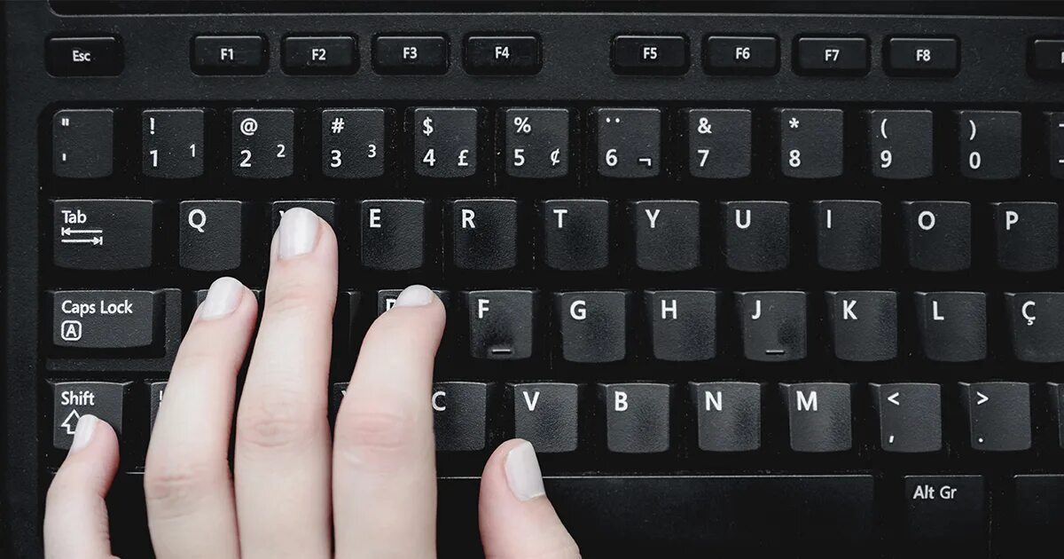 Раскладка клавиатуры по пальцам. Пальцы рук на клавиатуре. Нажатие на клавиатуру. Расположение пальцев на клавиатуре для игр. Раскладка рук