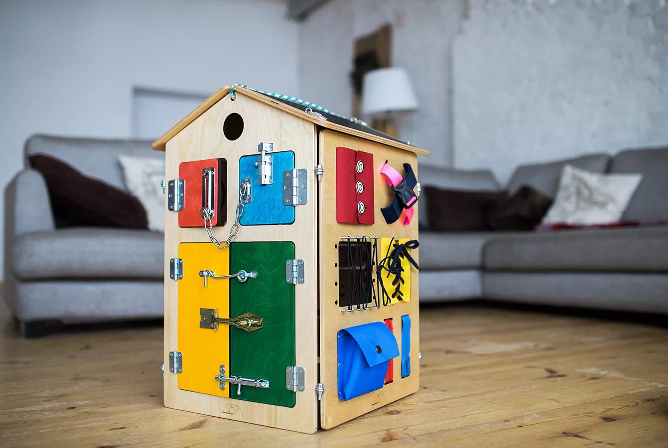 Занятный дом бизиборд. Бизиборды необычной формы. Занятный это. Развивающий деревянный домик. Бизиборд для 4-5 лет.