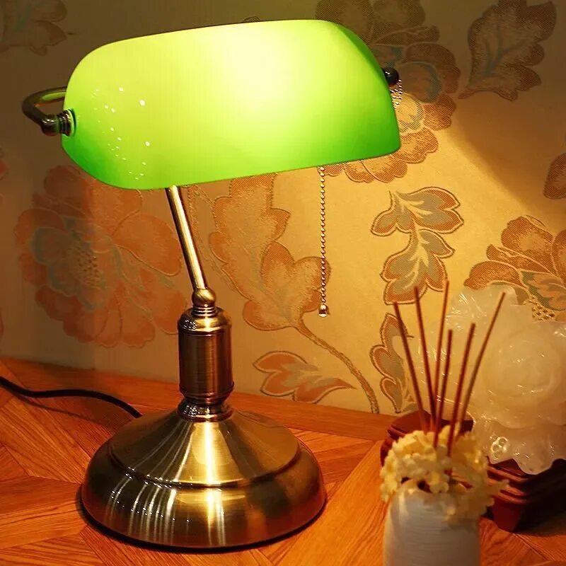 Зеленый абажур. Старая настольная лампа. Лампа настольная зеленая. Светильник настольный зеленый. Лампа настольная зеленая ретро.