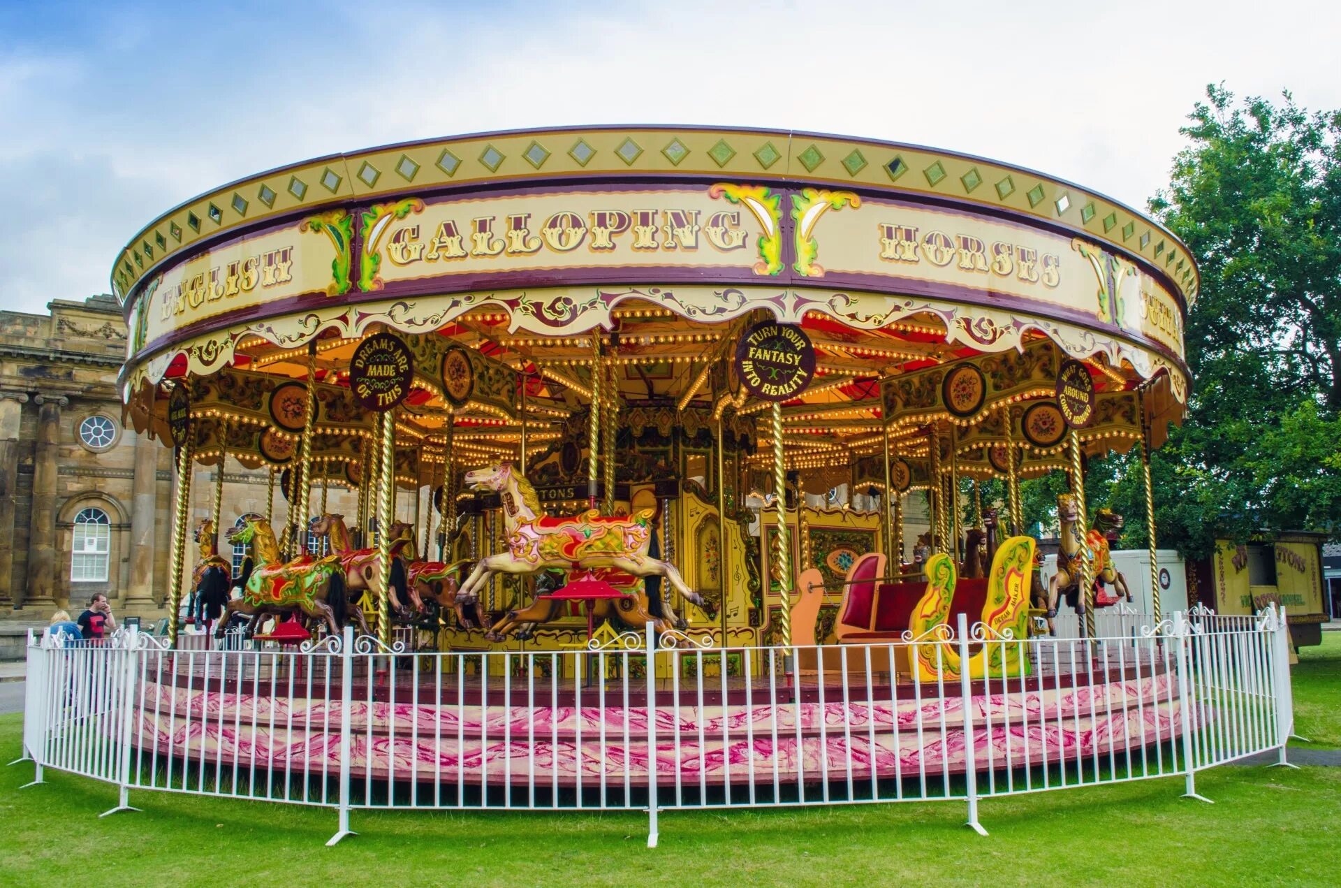 Старый парк аттракционов. Карусель King Arthur Carousel.. Парк Миасс аттракционы старый парк лошадки. Карусель в парке. Карусель лошадка парк.