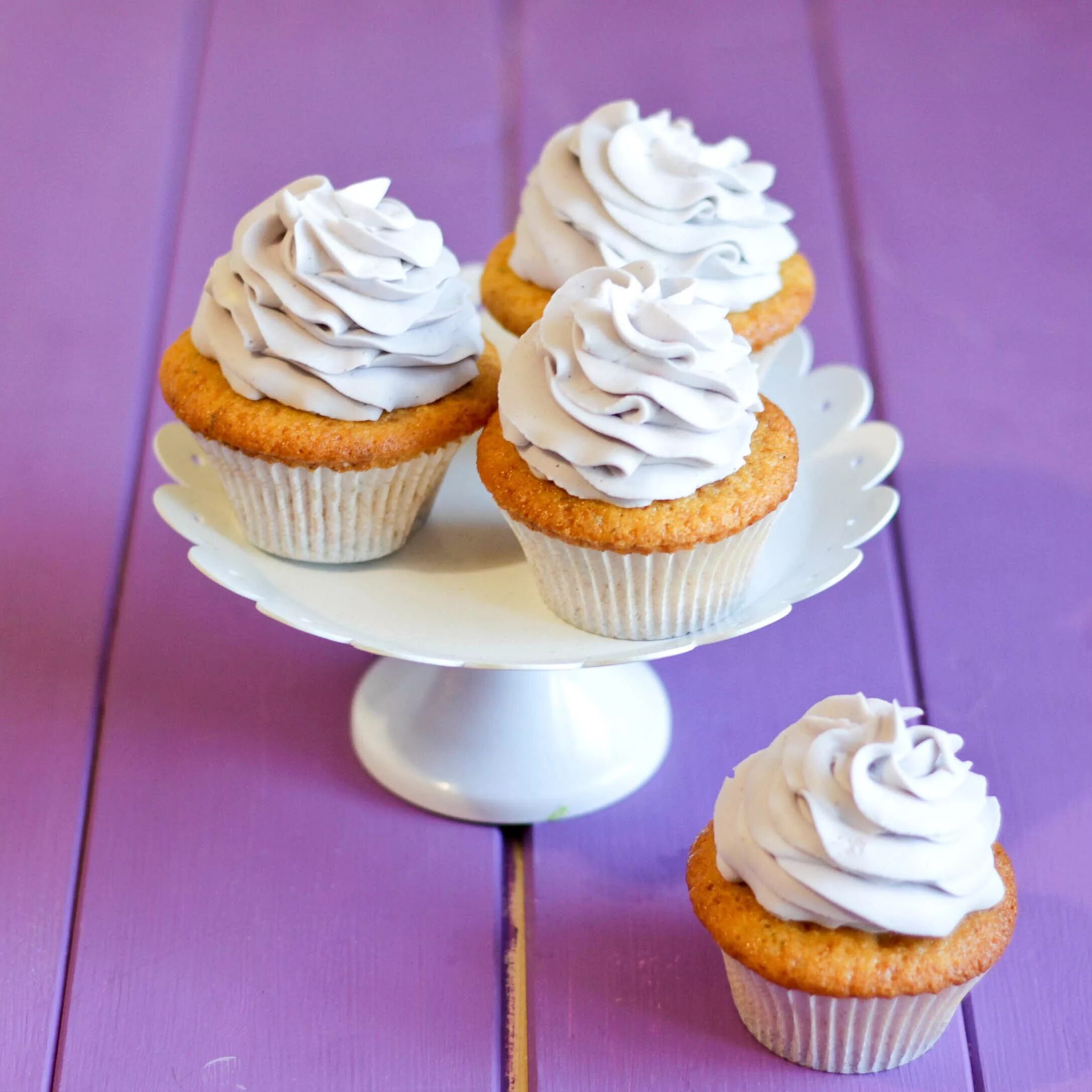 Капкейки со сливками. Капкейки ванильные классические. Шоколадный крем чиз для капкейков. Украшение капкейков без крема. Шоколадные капкейки со сливочным кремом.