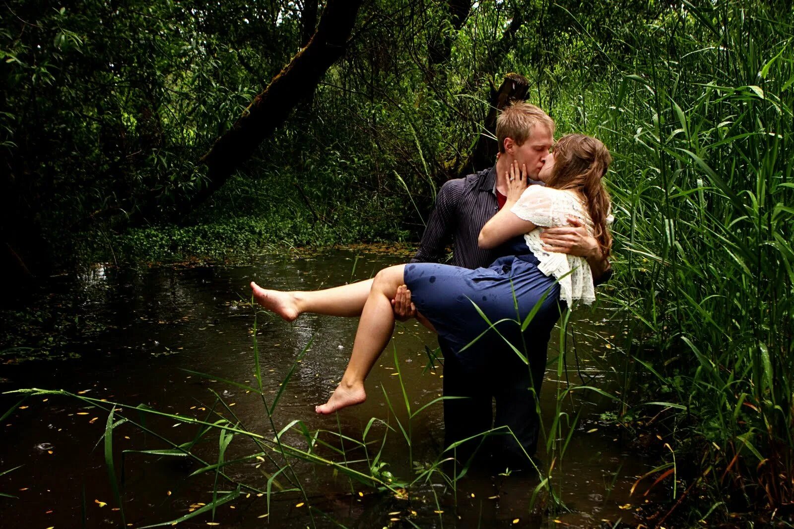 Девки под мужиком. Влюбленные на природе. Поцелуй на природе. Любовь в лесу. Мужчина и женщина на природе.