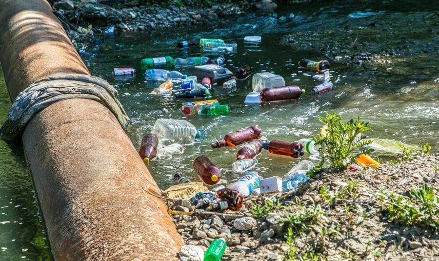 Водные проблемы россии. Загрязнение воды. Загрязнение водоемов. Загрязнение природных вод. Загрязнение воды промышленными отходами.