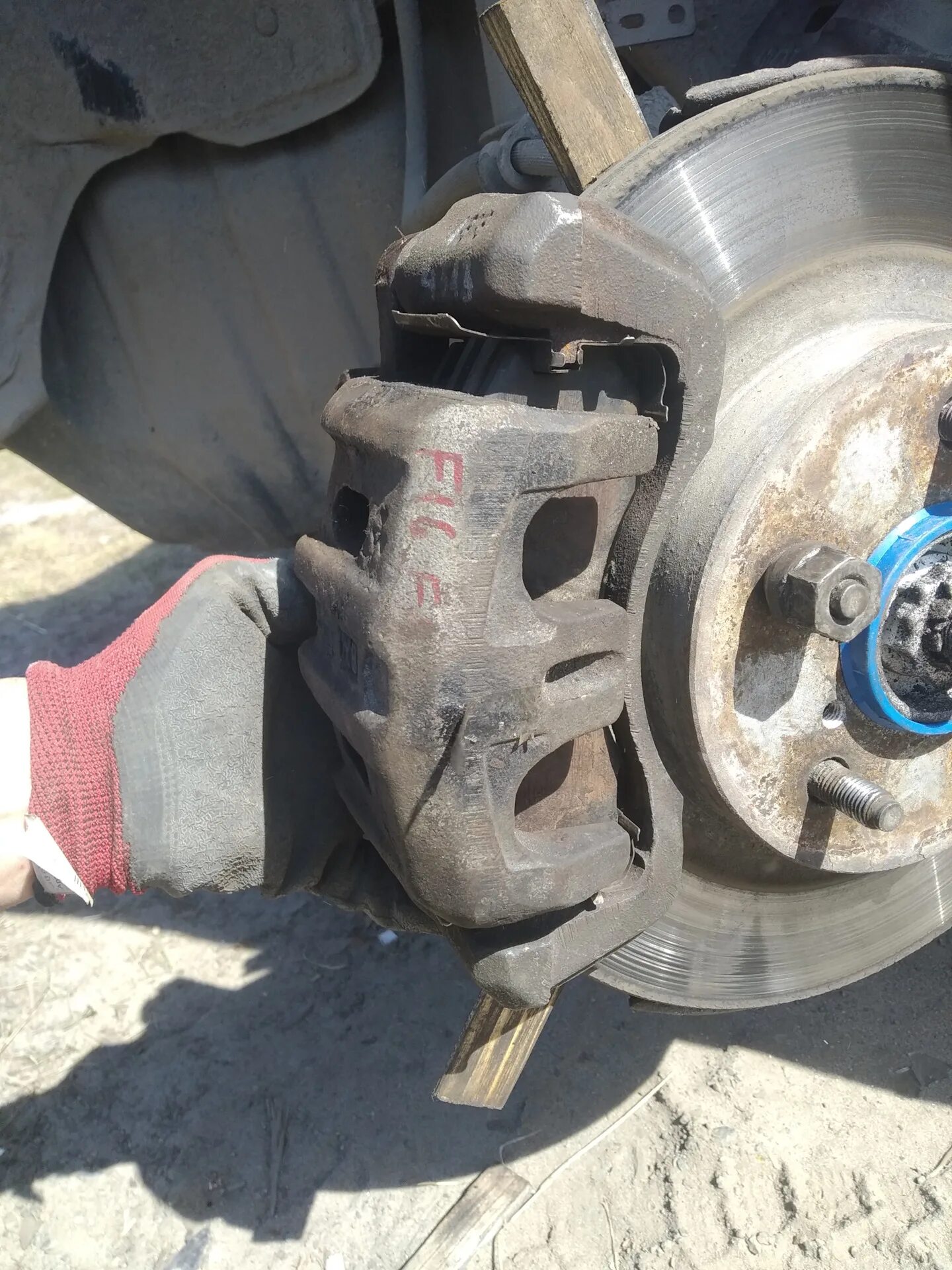 Суппорт на рав 4. Toyota rav 4 суппорта. Тормозной суппорт тойота рав 4. Суппорт на рав 4. Противоскрипная пластина зад суппорта рав 4 2.