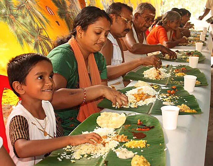Прием пищи в индии. Страны в которых едят руками. Прием пищи в индии. Индийская еда которую едят руками. Трапеза в индии.