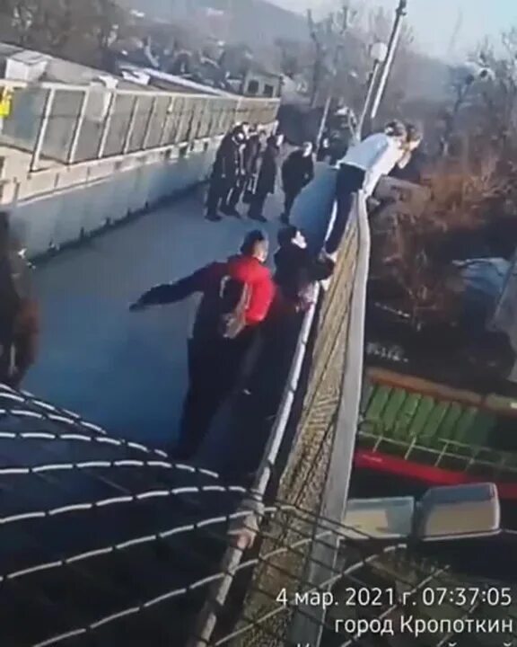 В Кропоткине подростки спасли девушку с моста. Прохожие спасли от суицида. МЧС спасает суицидника.