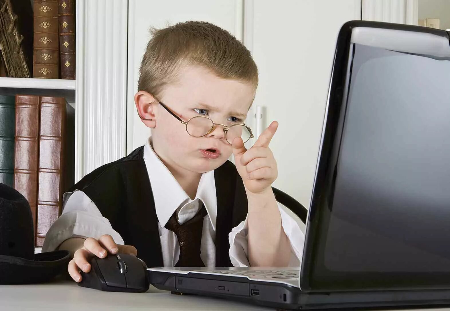 Продвинутое образование. Ребенок за компьютером. Компьютер для детей. Современный ученик. Компьютер для школьника.
