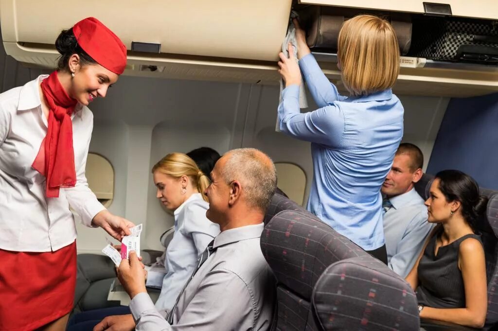 Ты умеешь секрет фильм. Стюардессанабортусамотета. Стюардесса на борту. Люди в самолете. Борт самолета.