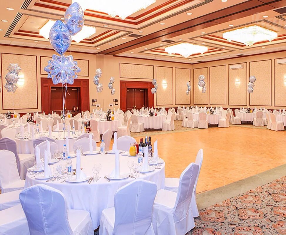 Банкетный зал галерея спб. Банкетный зал керамин минск. Банкетный зал петровский. Аэростар зал петровский. Снять банкетный зал.