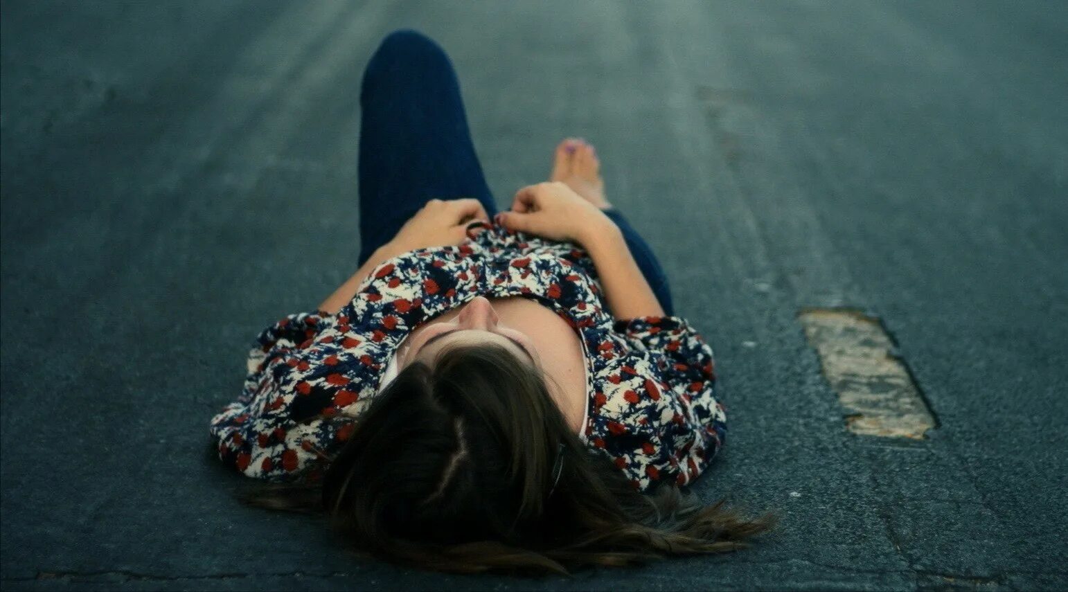 Девушка лежит на асфальте. Девушка лежит на трассе. Девушка грустит. Девушка лежит на обочине.