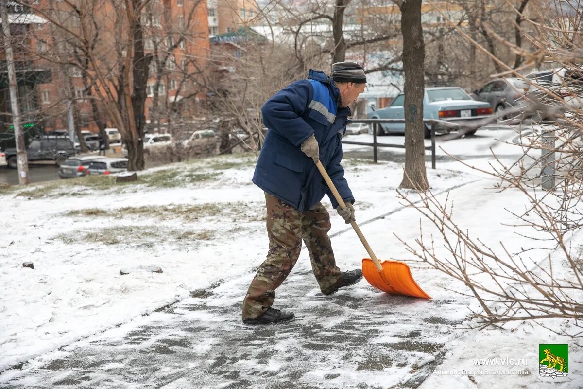 Разрешено ли для очистки снега использовать реагенты. Очистка тротуаров в городе летом. очистка тротуаров ото льда аппарат. реагенты. территория очищена и обработана реагентом.