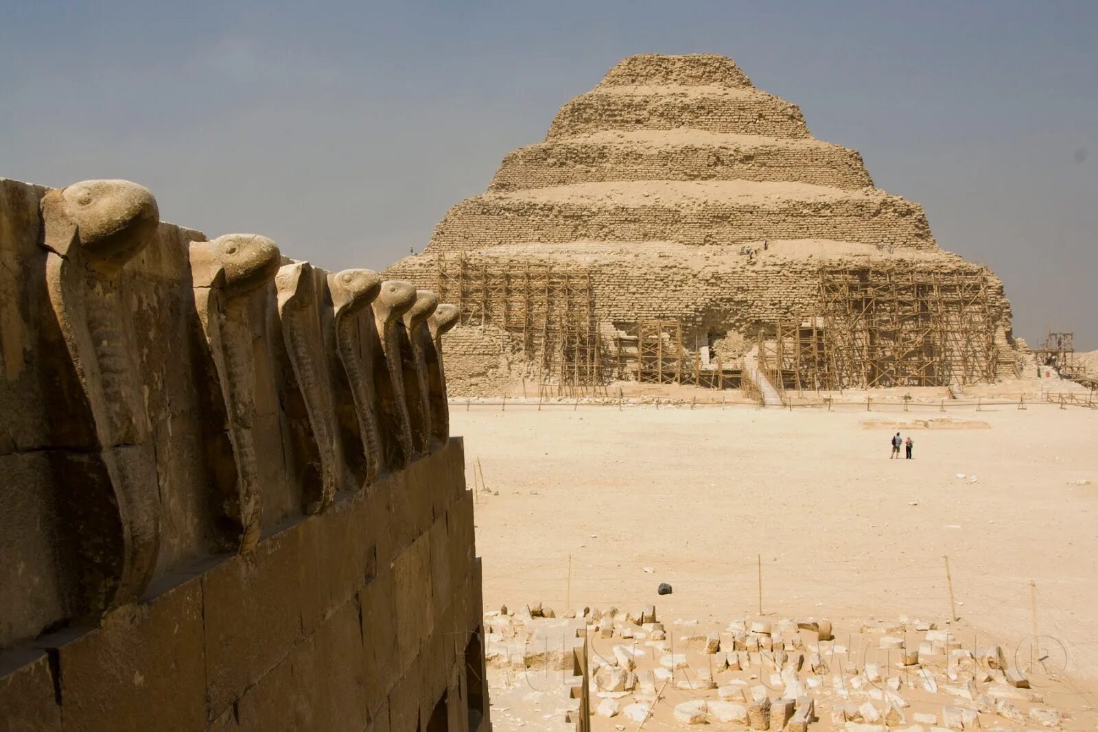 Пирамида джосера древний египет. Пирамида джозофа в египте. Саккара. Пирамида джосера саккара египет. Пирамида джосера в саккаре.