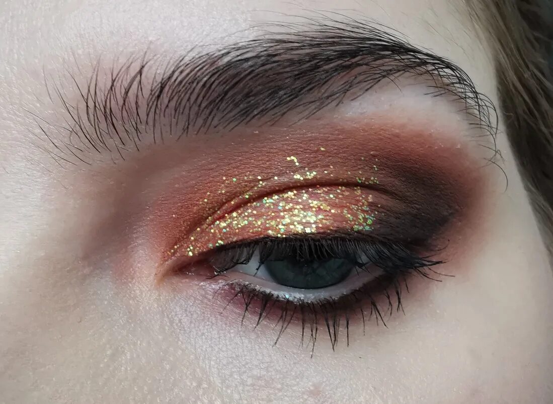 Макияж с блестками для глаз. Тени голографик. Бежевый глиттер для глаз. Глиттер bo903. Макияж с глиттером никс.