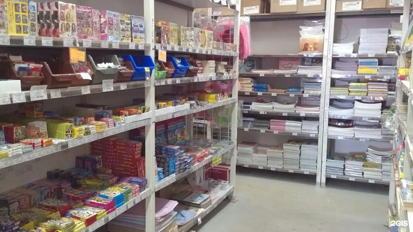 оптовые базы одежды. оптовый склад секонд хенд. оптовые склады в москве по низким ценам. магазин светофор выкладка товара. оптовый магазин продуктов.