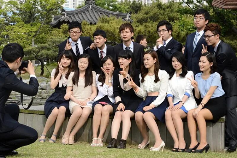 Сколько лет школы в корее. Школы Южной Кореи старшая школа. Старшая школа в Южной Корее. Корейские ученики. Ученики в Корее.