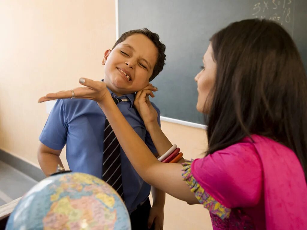 Teacher punish. Наказание за ухо. Учитель наказывает негритянку. Ear Pull from films. Наказание за ухо фото.