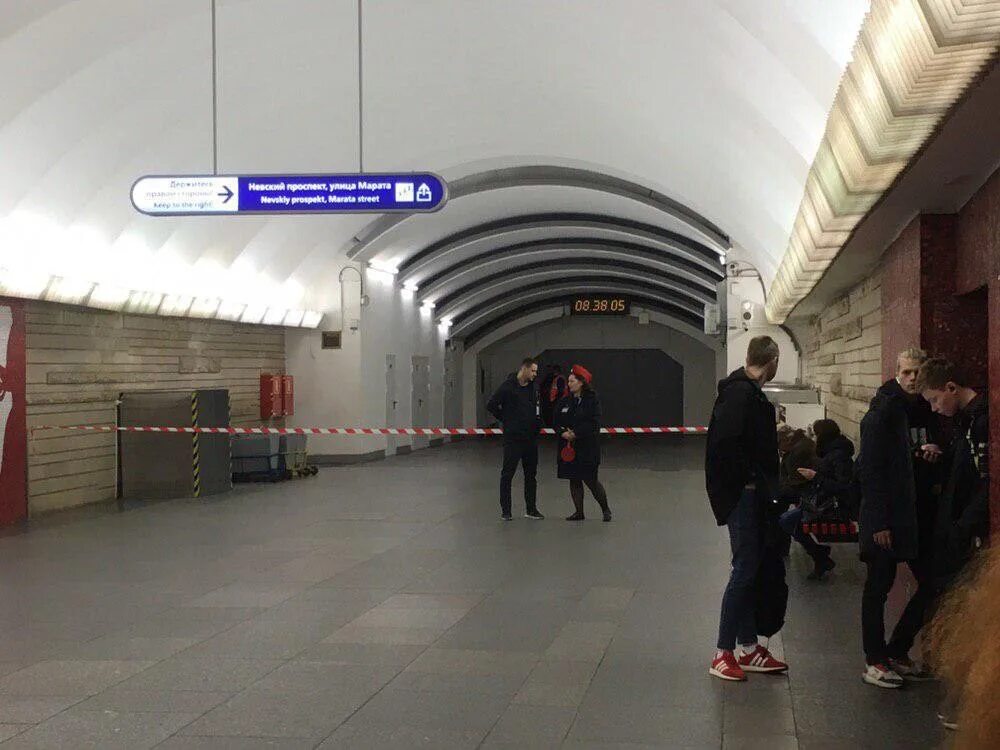 Закрытые выходы метро. Метро площадь восстания московский вокзал маяковская. вестибюль метро маяковская. питерское метро станция маяковская. вестибюль станции метро маяковская санкт-петербург.