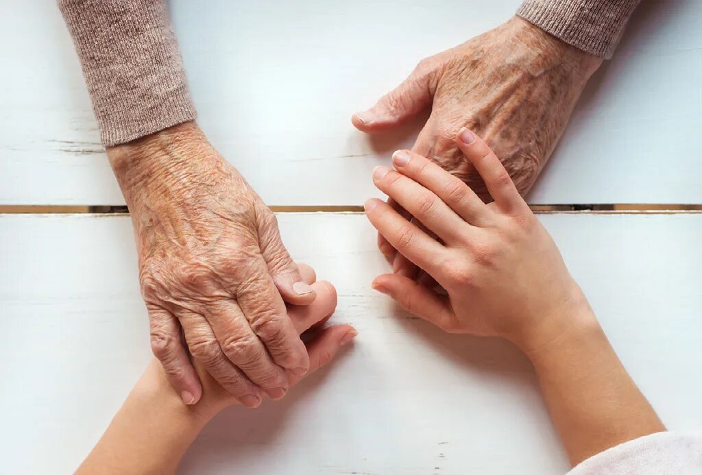 Руки поколений фото. Grandmas hand. Кисти рук пожилых женщин. Бабушкины руки. Grandmas hand.
