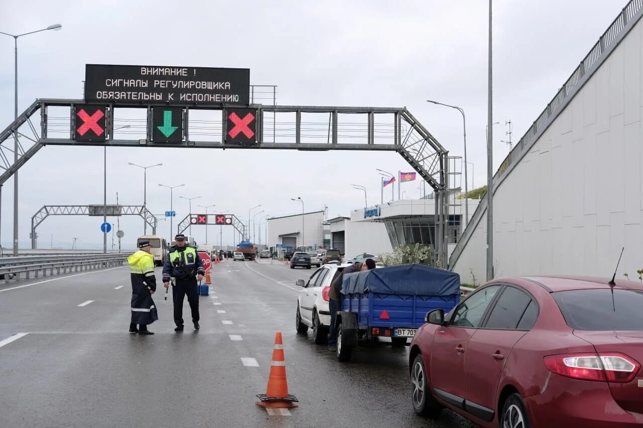 Досмотр на крымском мосту сейчас. Пропускной пункт. пункт досмотра на крымском мосту. крымский мост. пропускной пункт на стройку.