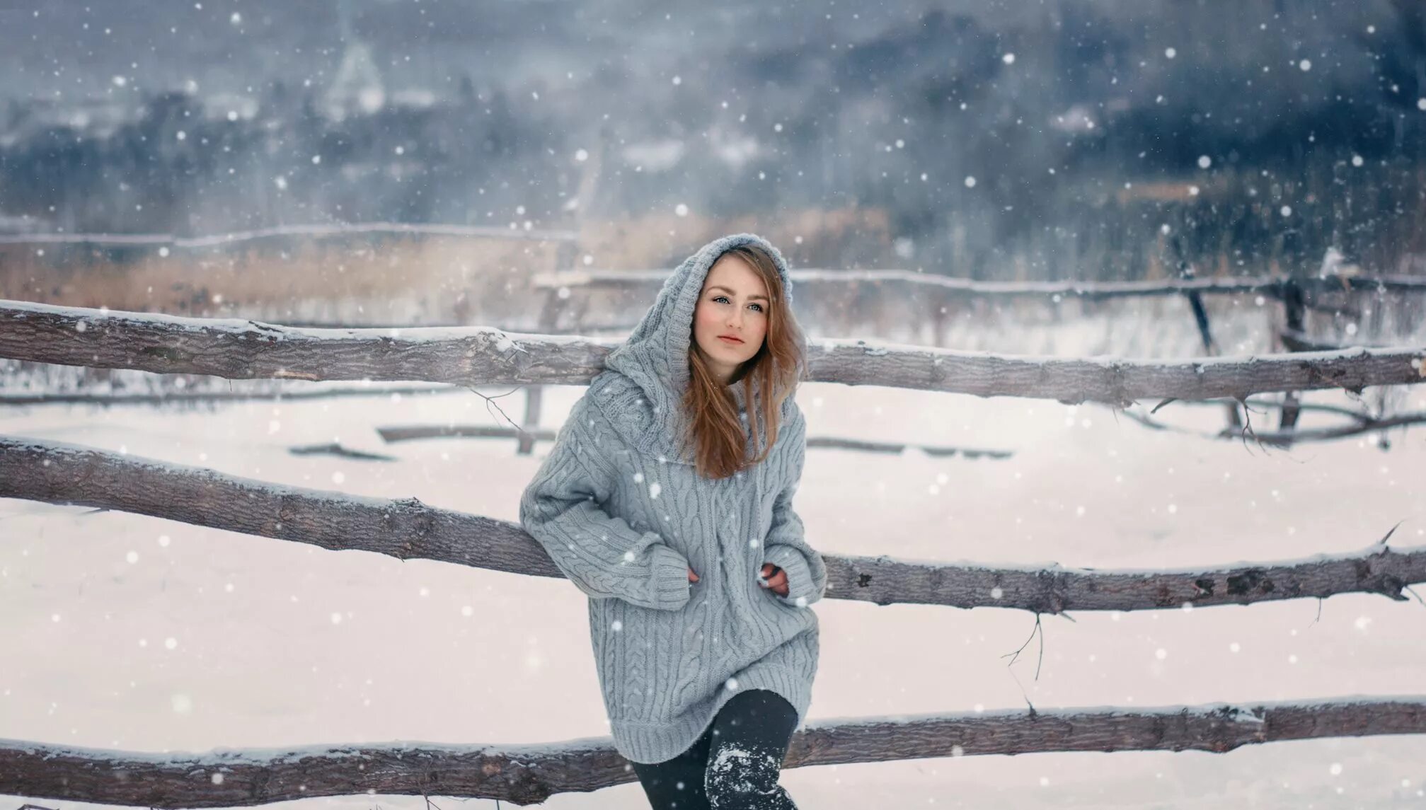 Дальше снег. Фотосессия зимой в свитере. девушка свитер зима. девушка в зимнем свитере. девушки зима снег.