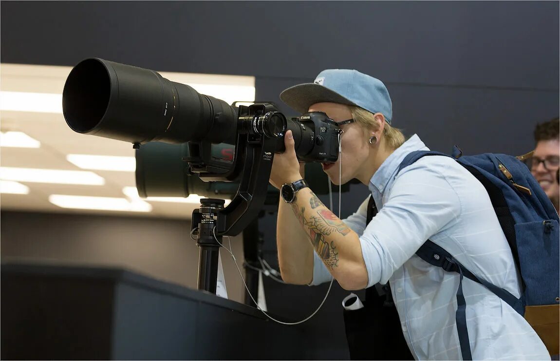 Репортаж про людей. Ричард гир охота ханта. Виды репортажной съемки. Репортажная фотосъемка. Тележурналист профессия.