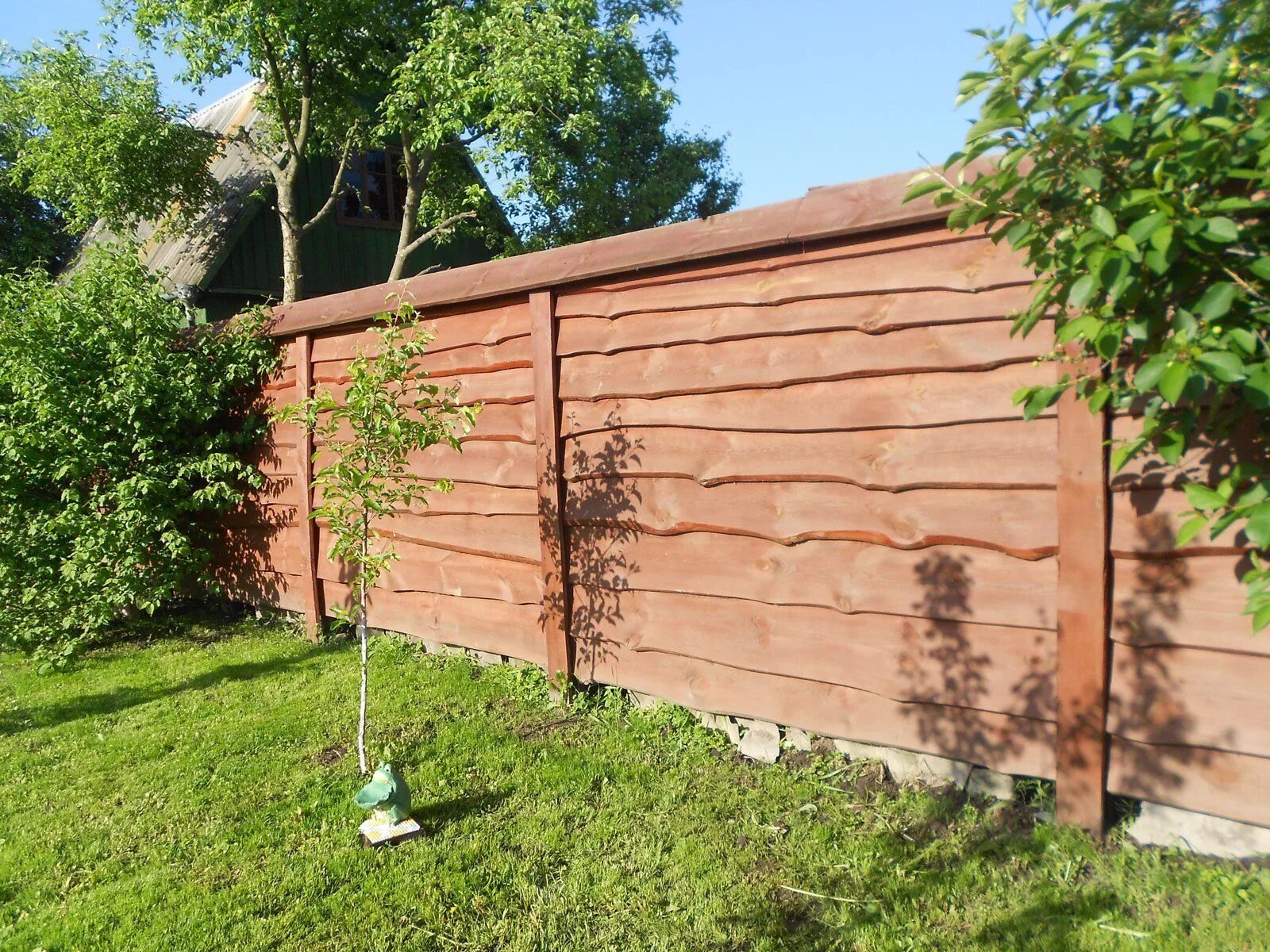 Забор из необрезной доски. Забор из горбыля горизонтальный. Забор из необрезной доски горизонтальный американка. Забор из необрезной до. Забор из необрезной доски.