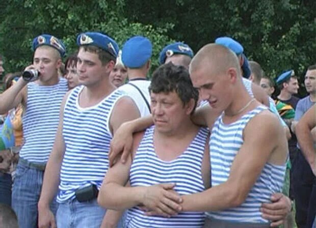 Расплескалась синева репортаж. Расплескалась синева. Почему десантники наглые. Расплескалась душа. Расплескалась синева караоке.