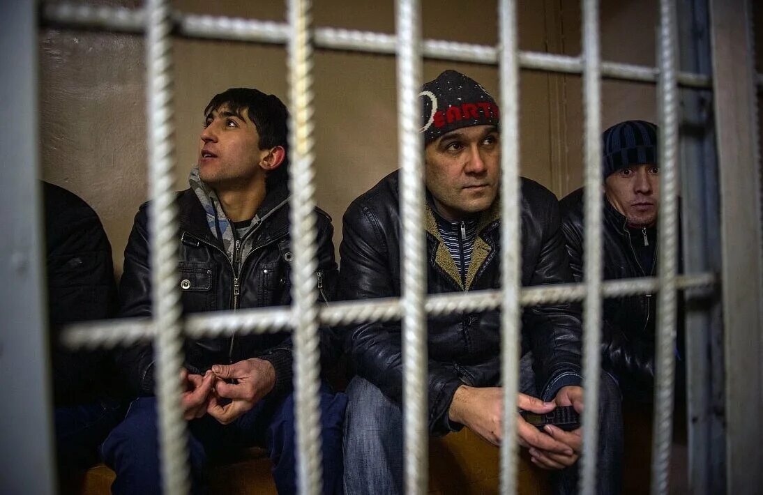 Таджики беспредел сегодня. Преступность мигрантов. Мигранты преступники. Этнические преступные группировки. Нерусский преступник.