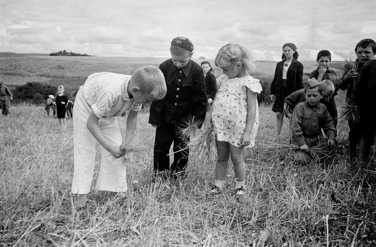 Мирная жизнь детей. Советская деревня после войны. Сельские дети в годы войны. Послевоенные годы в деревне. Послевоенная жизнь в деревне.