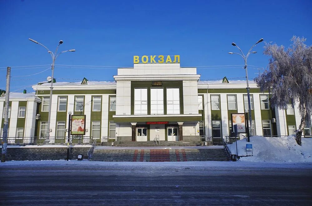 Курганский вокзал. Жд вокзал курган. Поезда станция курганная. Центральный жд вокзал курган. Город курган вокзал.