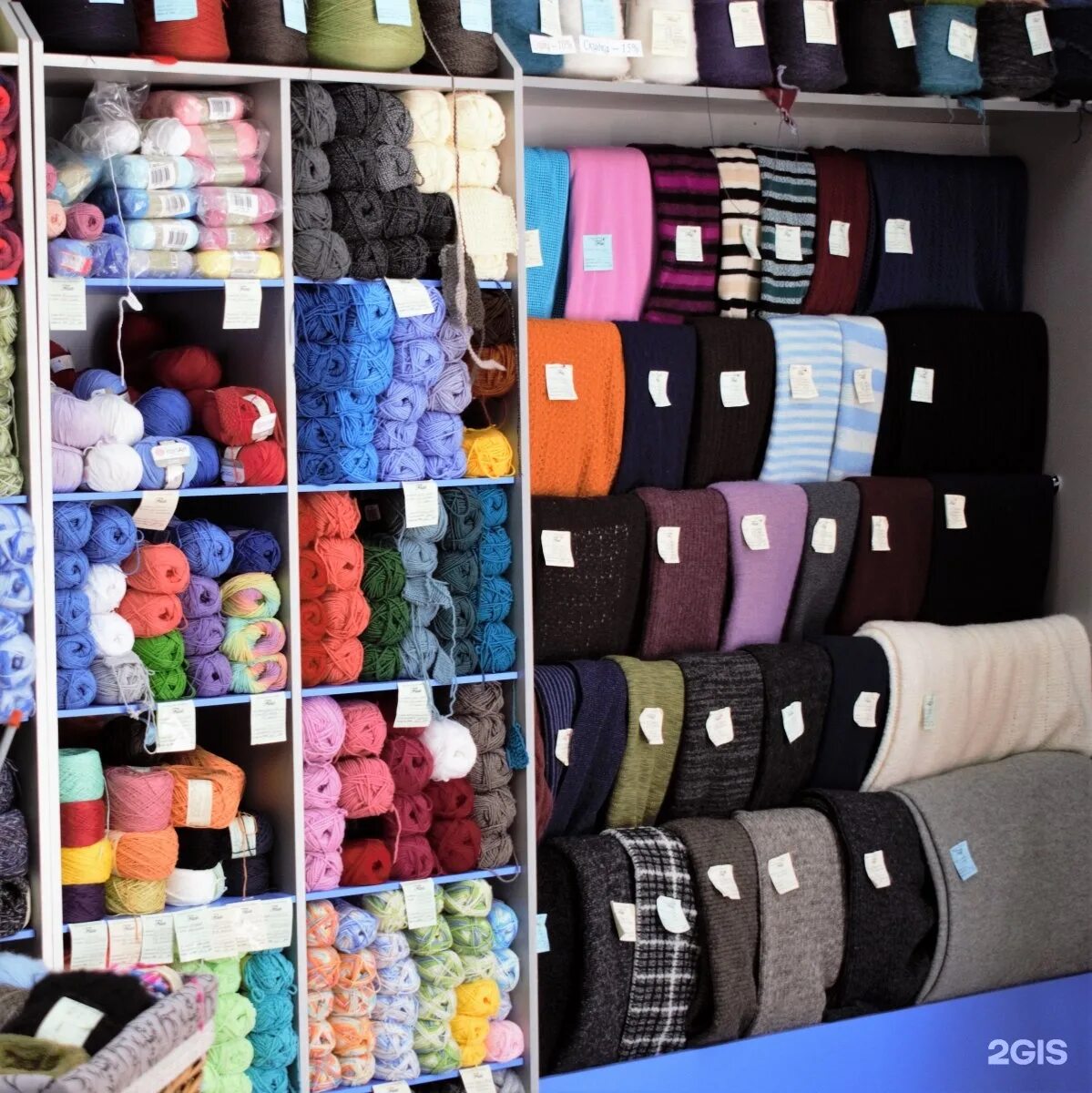 интерьер магазина пряжи. магазин элитной пряжи. пряжа ижевск. дизайн магазина пряжи. леонардо нитки.