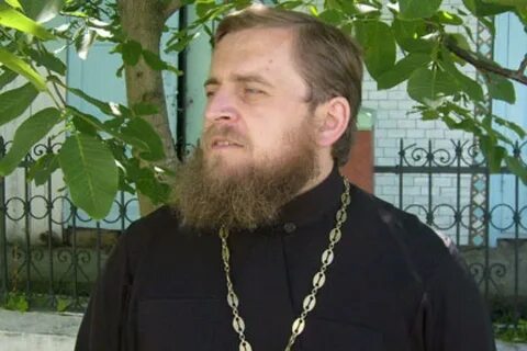 Священник крестит