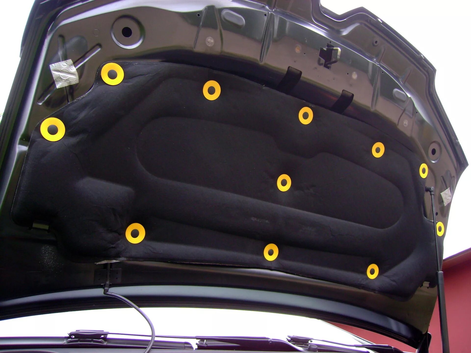 Утеплитель капота Рено Сандеро 1. Renault Sandero 2013 обшивка капота. Утеплитель капота Пежо 307. Утеплитель капота Рено Сандеро 2. Подушка под капот