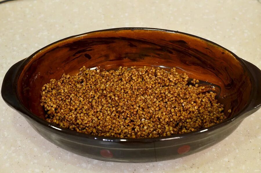 Готовить гречку в духовке. Курица в духовке. Куриные бедра с гречкой. Гречка с курицей в духовке. Куриные бедра с гречкой.