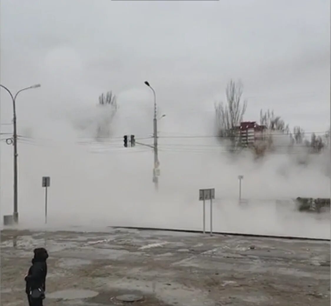 К чему снится прорвало воду. Прорыв трубы в Волгограде. Прорыв горячей воды. Прорыв трубы с горячей водой. Прорыв трубы теплотрассы.