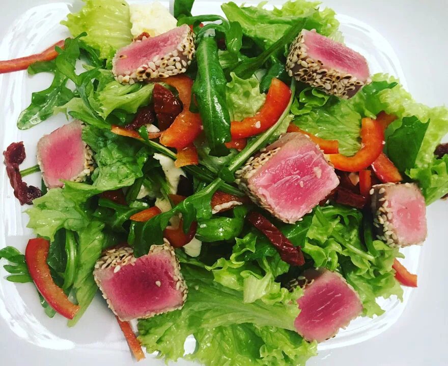 тунец татаки с рукколой. салат с тунцом ресторан. салат нисуаз с тунцом. салат с тунцом свежим. салат с тунцом свежим.