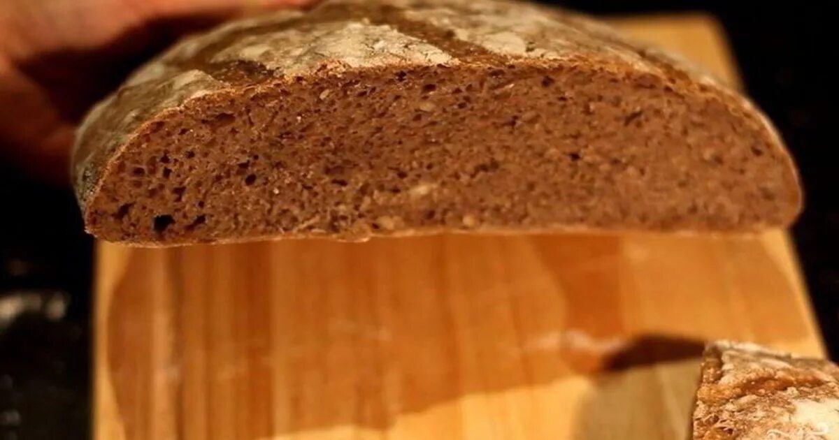 Приготовить ржаной хлеб в домашних условиях. Хлеб ржано-пшеничный в духовке. Ржаной хлеб в духовке. Пшеничный хлеб на ржаной закваске. Домашний ржаной хлеб в духовке.