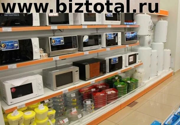 Товары в магазине техники. Витрины для бытовой техники. Выкладка техники в магазине. Прилавки с бытовой техникой. Витрина с техникой.