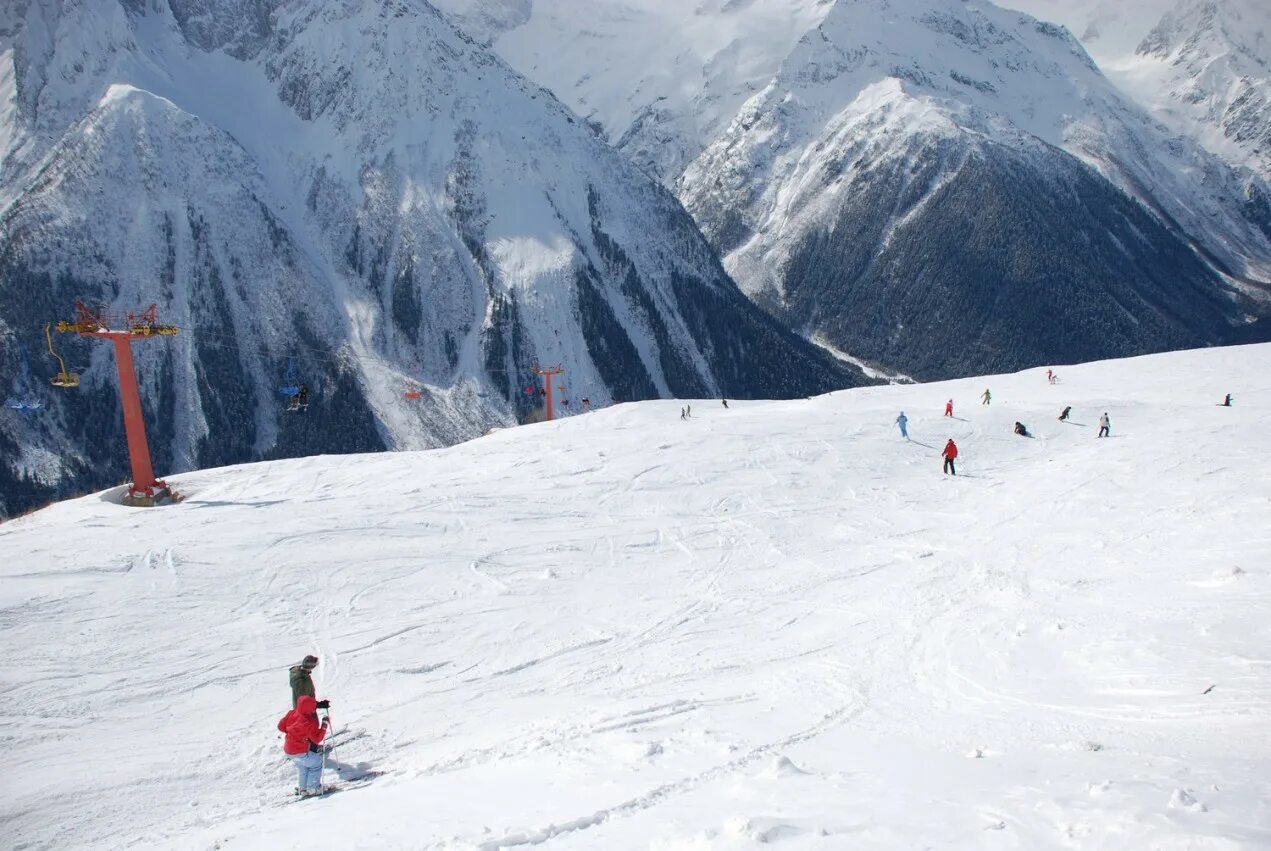 Высота горнолыжных трасс в домбае. Гора джугутурлучат домбай. В горах домбая склоны. Домбай ульген гора. Домбай горнолыжный курорт.
