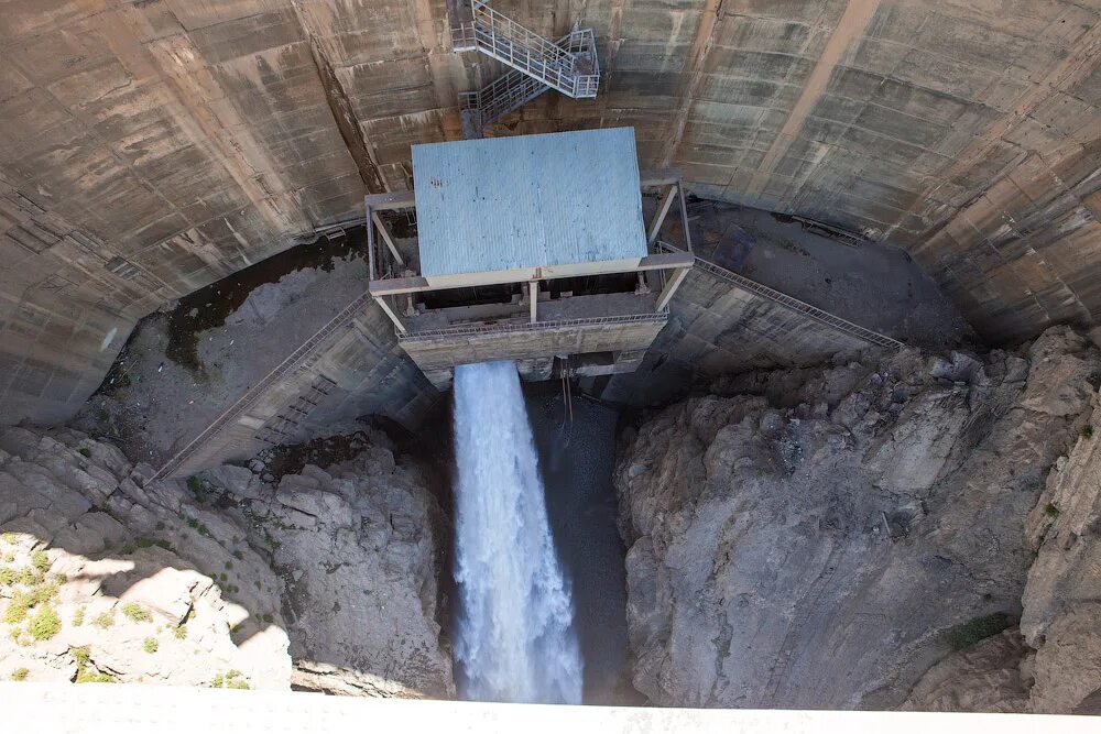 Плотина оровилль сша. Между 2 плотинами 4. Между 2 плотинами 4. Гунибская гэс с плотиной. Чиркейская гэс и водохранилище.