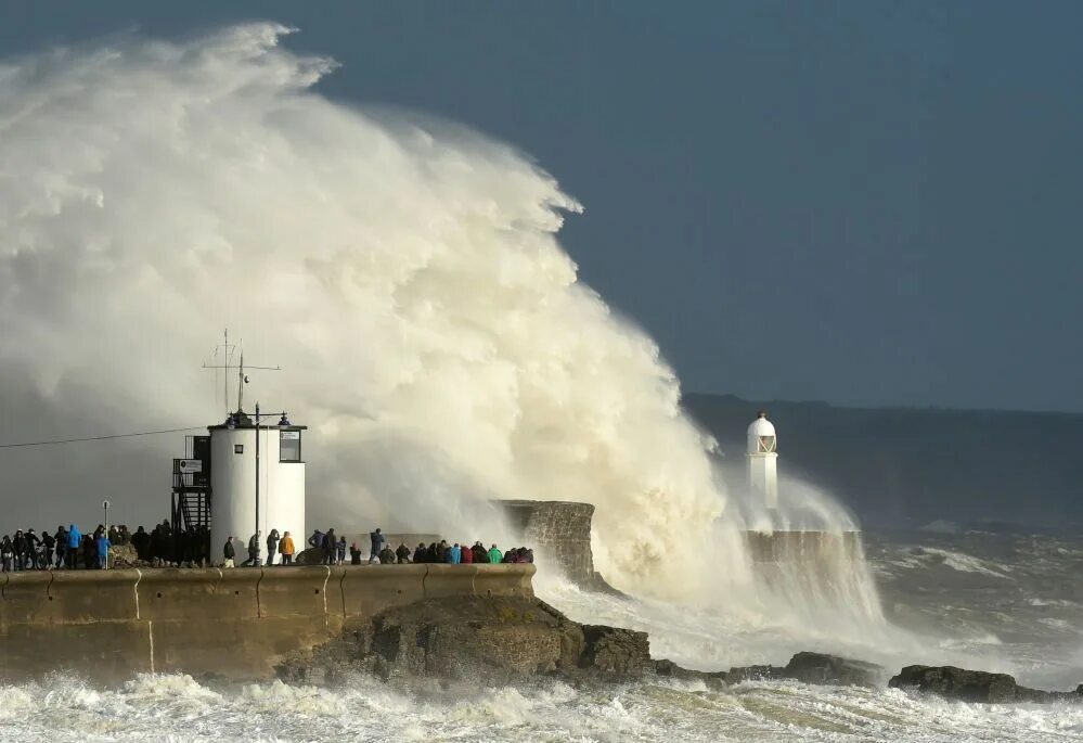 Шторм в Ирландии. Strong Wind natural Disaster. Wind Neapol.