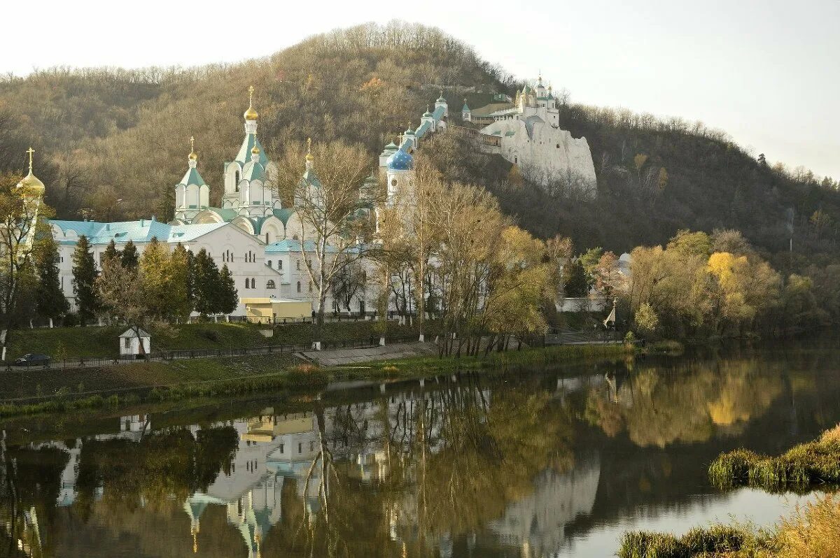 Свято успенская святогорская лавра. Святогорский Свято-Успенский монастырь в Пушкинских горах. Свято Успенский монастырь Святогорск. Святогорский Успенский монастырь (Пушкинские горы). Свято Успенская Лавра Святогорск.