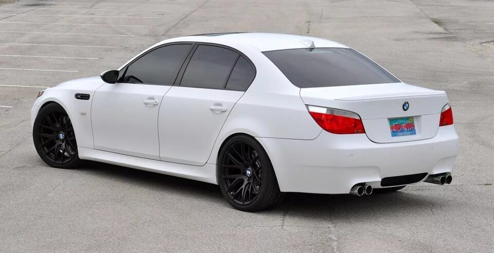 Белая е60. BMW e60 белая. БМВ м5 е60 белая. BMW m5 e60 White. BMW m5 e60 белая.