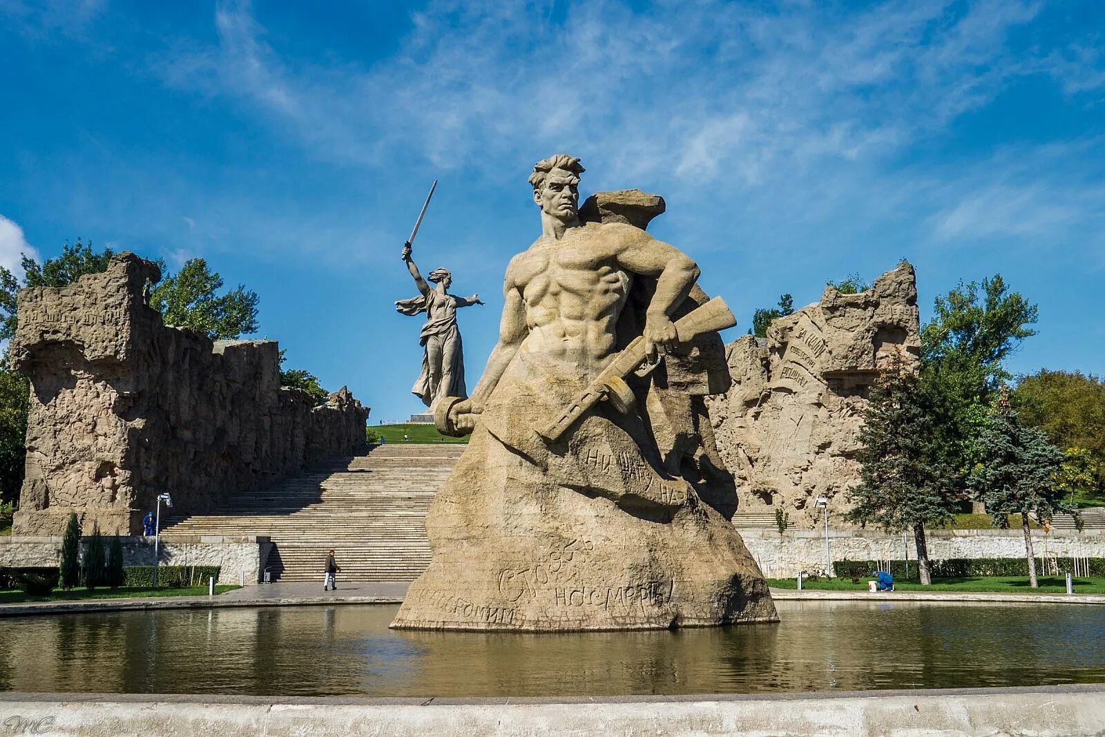 Памятник Мамаев Курган в Волгограде. Площадь стоявших насмерть на Мамаевом Кургане. Скульптура стоять насмерть Волгоград. Скульптура стоять насмерть на Мамаевом Кургане. Древнейшая монументальная культовая скульптура