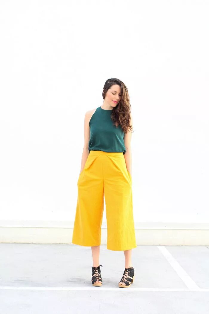 Юбка брюки и футболка. Юбка брюки и футболка. Кюлоты uniqlo. Юбка брюки обувь. Юбка брюки и футболка.