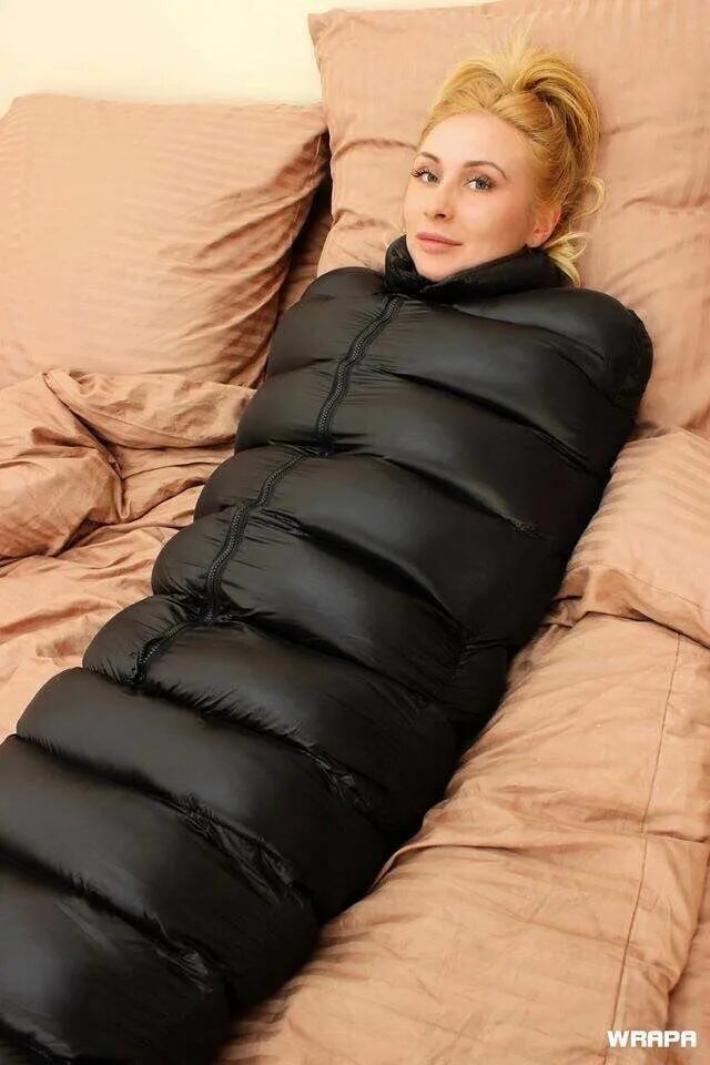 Связанные в спальных мешках. Фетиш спальный мешок. Связанные девушки в спальных мешках. Спальные мешки бондаж. Связанные в спальных мешках.