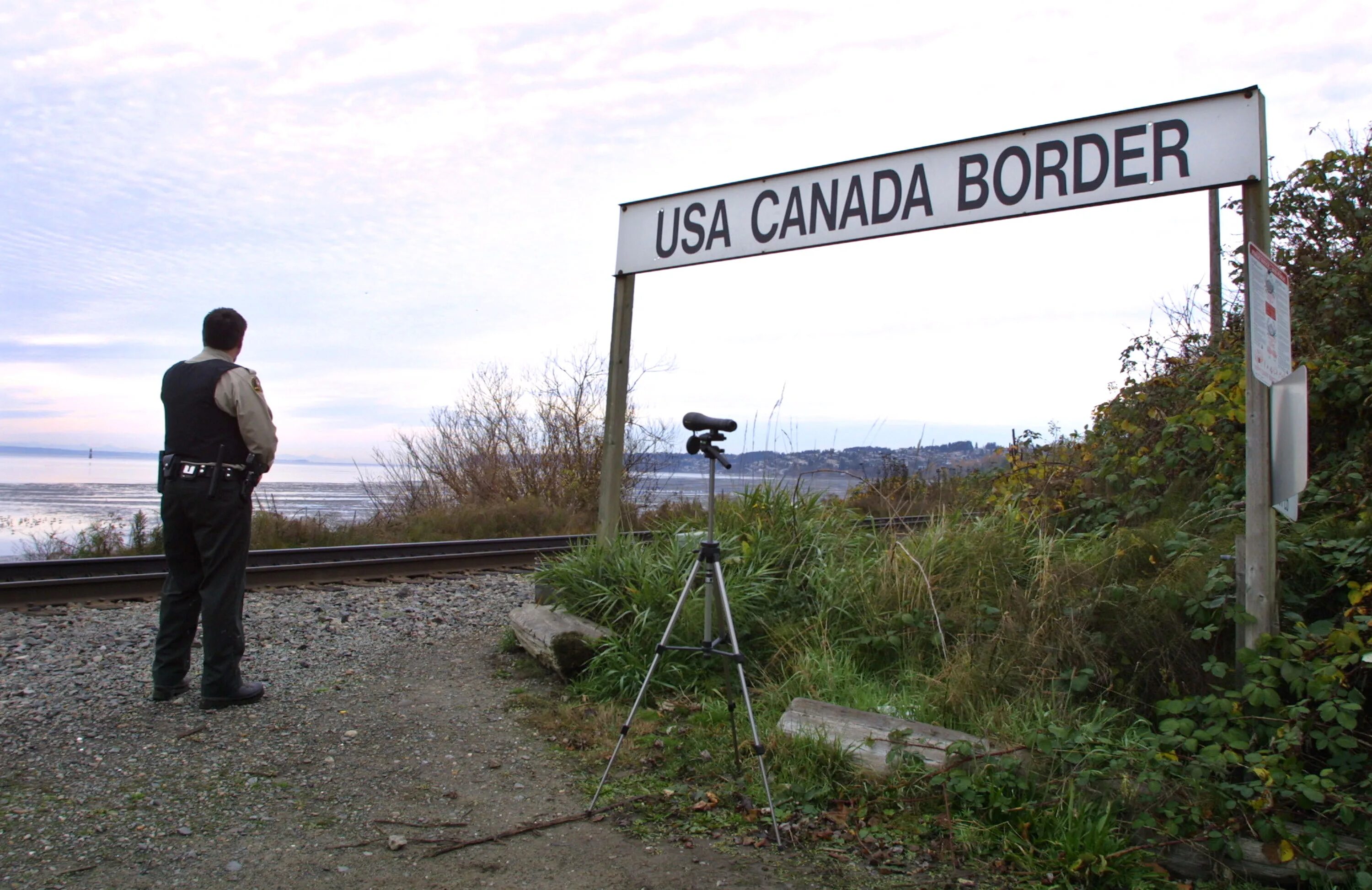 Государственная граница канады. Граница США И Канады. USA Canada border. Граница США И Канады фото. Канадско американская граница.